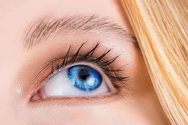 Olho azul de uma mulher . — Fotografia de Stock