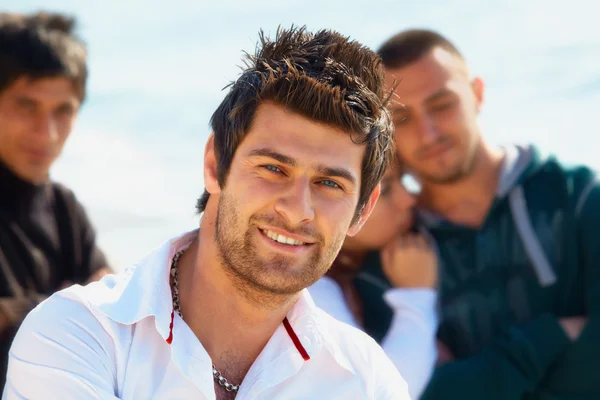 Turkse jongeman met vrienden. — Stockfoto