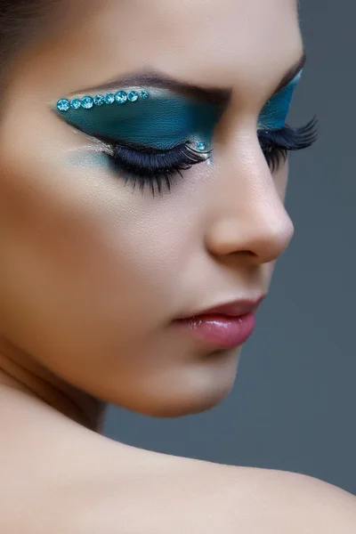 Mulher com maquiagem azul brilhante — Fotografia de Stock