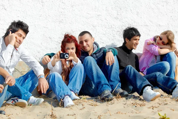 Csoport, a tizenévesek a strandon — Stock Fotó