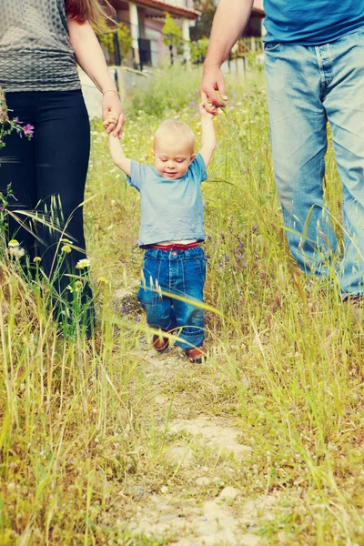 Rodina ve vysoké trávě — Stock fotografie