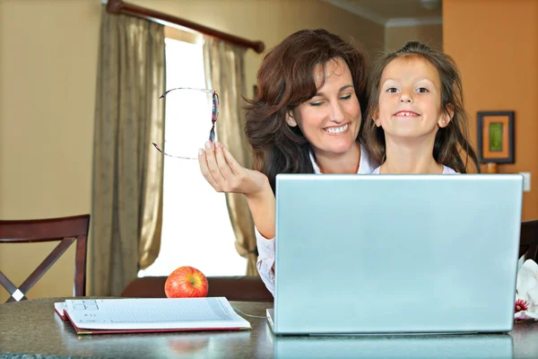 Matka pomáhá své dceři s domácím úkolem — Stock fotografie
