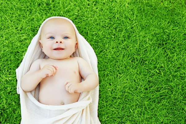 Babyjongen in natuurlijke katoenen doek — Stockfoto