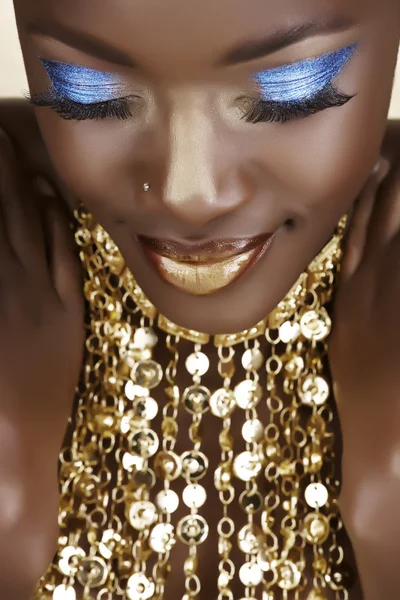 Afrikansk kvinna med guld Stockfoto