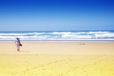 bir kadın ile okyanus plaj
