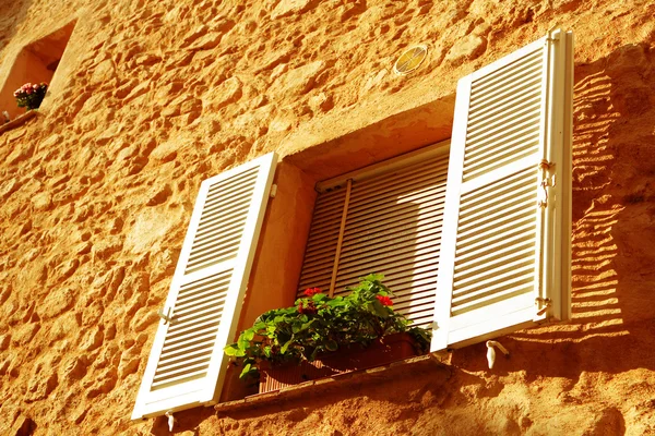 Französisches Fenster mit weißen Rollläden — Stockfoto