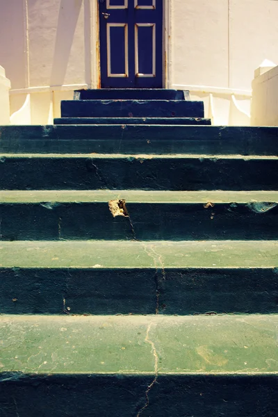 Eingang zum Leuchtturm mit alten Stufen — Stockfoto