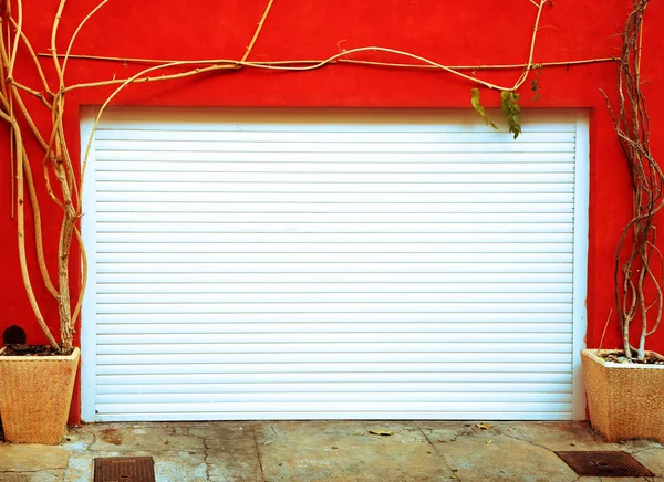 Металлическая дверь гаража — стоковое фото