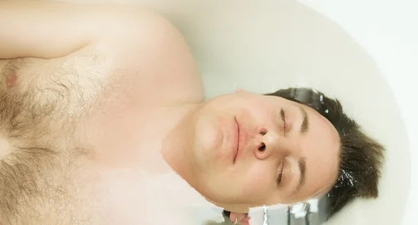 Jeune homme dans le bain — Photo