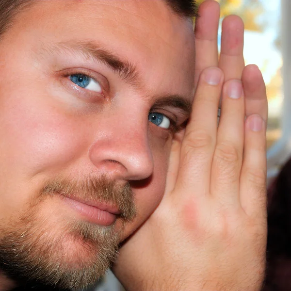 Homem com olhos azuis e barba clara — Fotografia de Stock