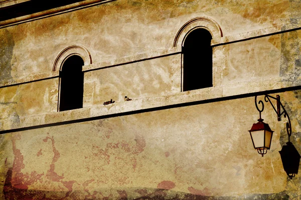 Grunge-Wand mit gewölbtem Fenster — Stockfoto