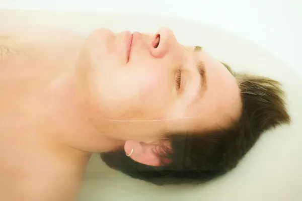 風呂の中の若い男が — ストック写真