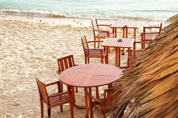 Chaises et tables sur la plage — Photo