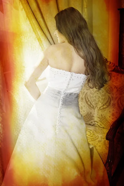 Schöne Braut mit langen lockigen Haaren im Seidenkleid auf Grunge-Hintergrund. — Stockfoto