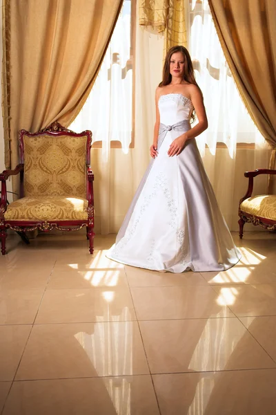Mooie bruid in zijden grijze en witte jurk — Stockfoto