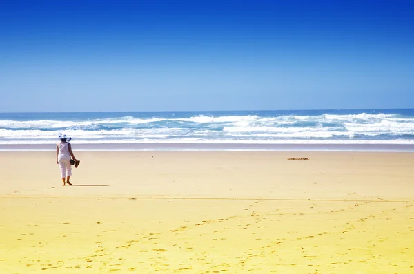 एक महिला के साथ महासागर समुद्र तट — स्टॉक फ़ोटो, इमेज