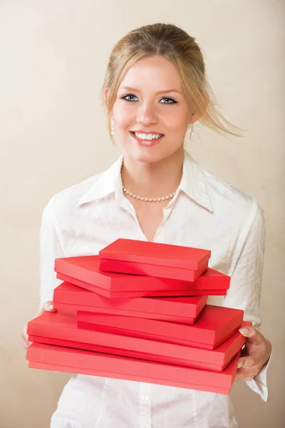 Blonde vrouw met rode gift — Stockfoto