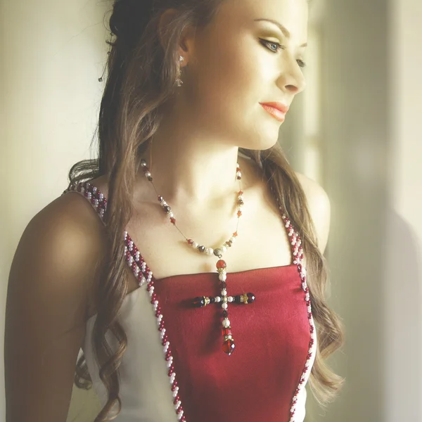 Vackra brud med brunt hår i röd och vit klänning — Stockfoto