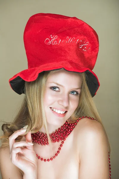 Blond i röd hatt — Stockfoto