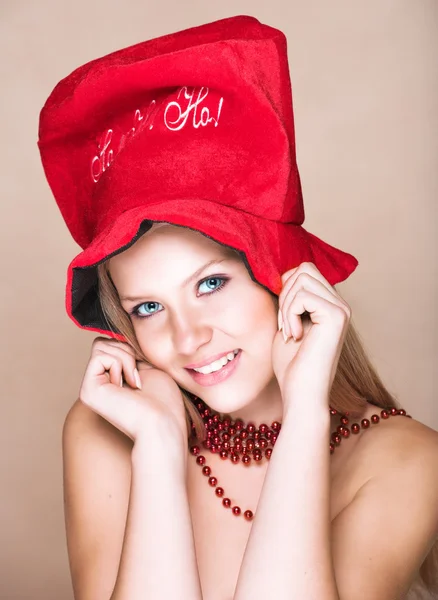 Блондинка в червоному намисті і капелюсі — стокове фото