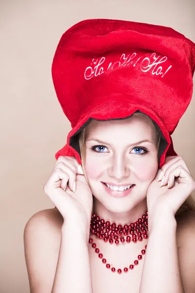 Blonďatá dívka v červené náhrdelník a klobouk — Stock fotografie