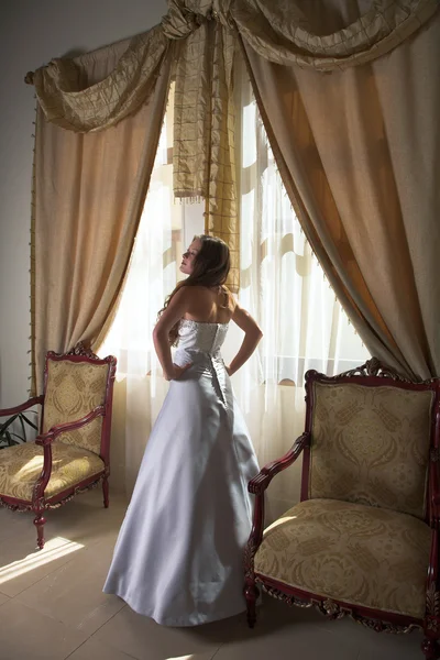 Bela noiva em seda cinza & vestido branco — Fotografia de Stock