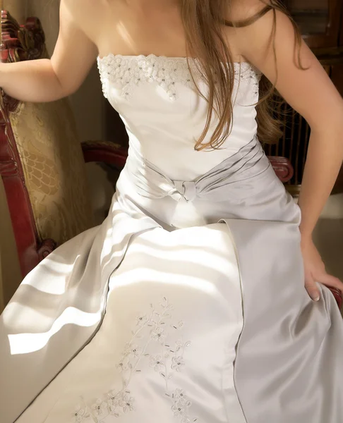 Wunderschönes silbernes Hochzeitskleid in natürlichem Licht — Stockfoto