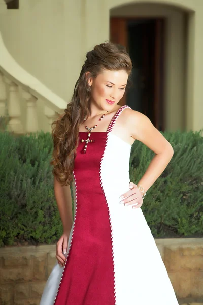 Bela noiva sorridente em vestido vermelho e branco — Fotografia de Stock