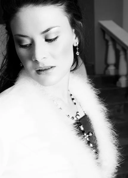 Красивая невеста в перьевом пальто — стоковое фото