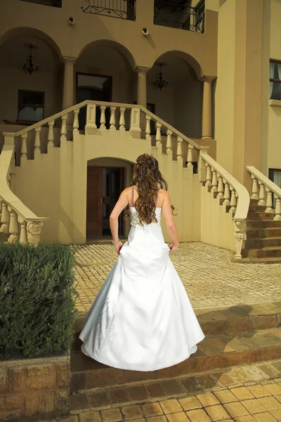 Bella sposa toscana con capelli castani — Foto Stock