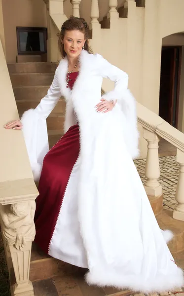 Schöne lächelnde Braut auf der Treppe — Stockfoto