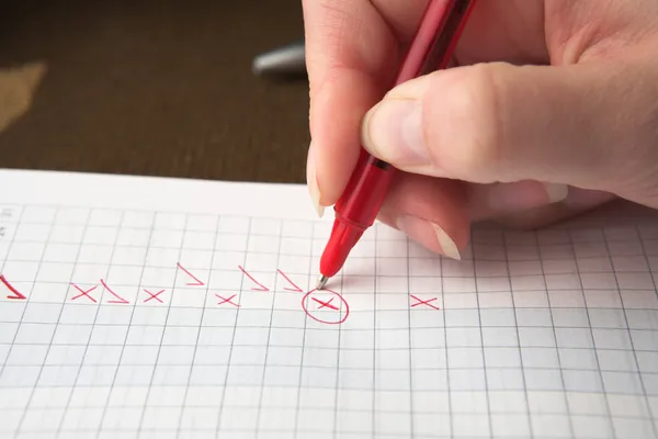 Тестовая бумага с красной ручкой — стоковое фото