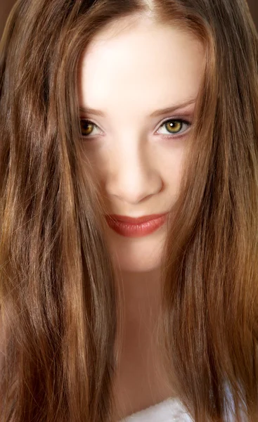 绿色的眼睛美丽的黑发女人 — 图库照片
