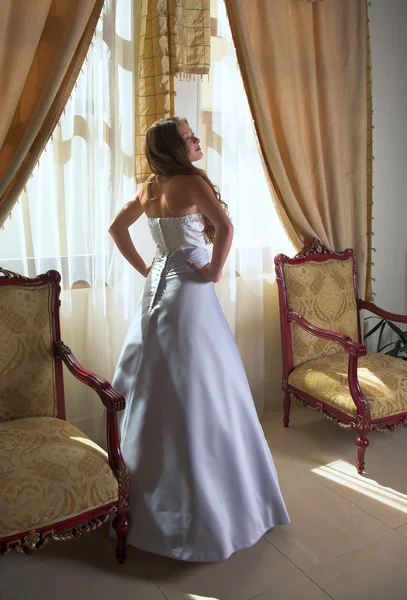 Mooie bruid naast windows — Stockfoto