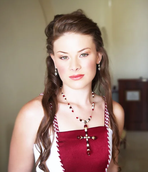 빨간색과 흰색 드레스에 긴 머리를 가진 아름 다운 신부 — 스톡 사진