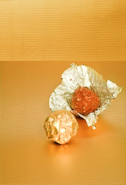 Chocolates en oro — Foto de Stock