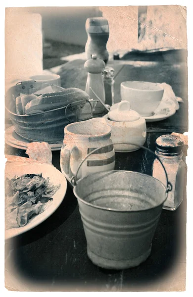 Huisgemaakte ontbijt ingesteld op de tabel buiten — Stockfoto