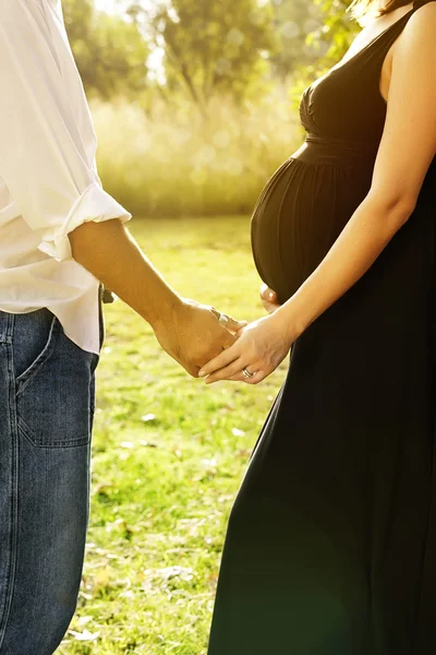 Uomo e moglie incinta — Foto Stock