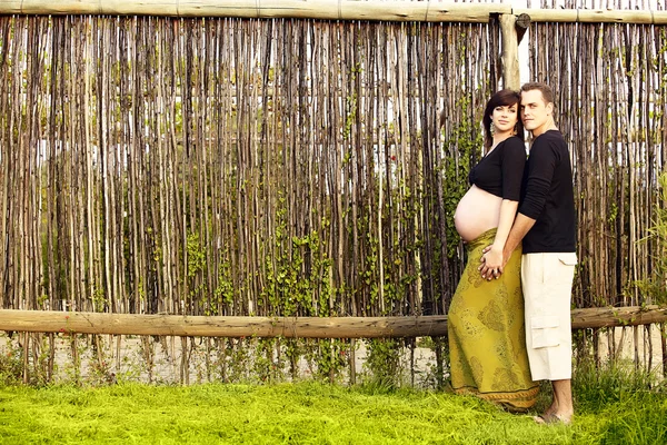妊娠中のカップルを屋外 — ストック写真