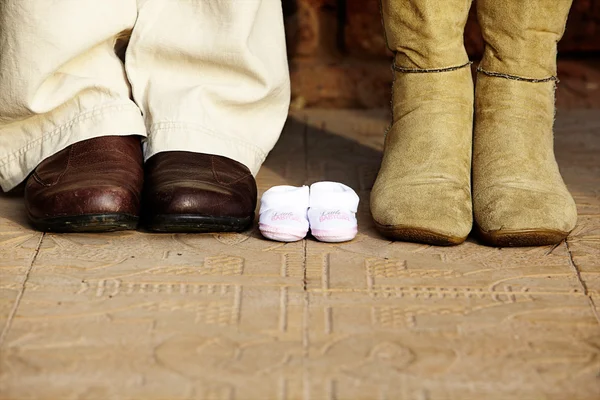 怀孕夫妇的靴子 — 图库照片