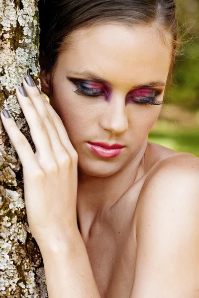 Piękna kobieta z makijażu dramatyczne i szare do manicure. — Zdjęcie stockowe