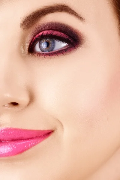 Mulher bonita com maquiagem rosa — Fotografia de Stock