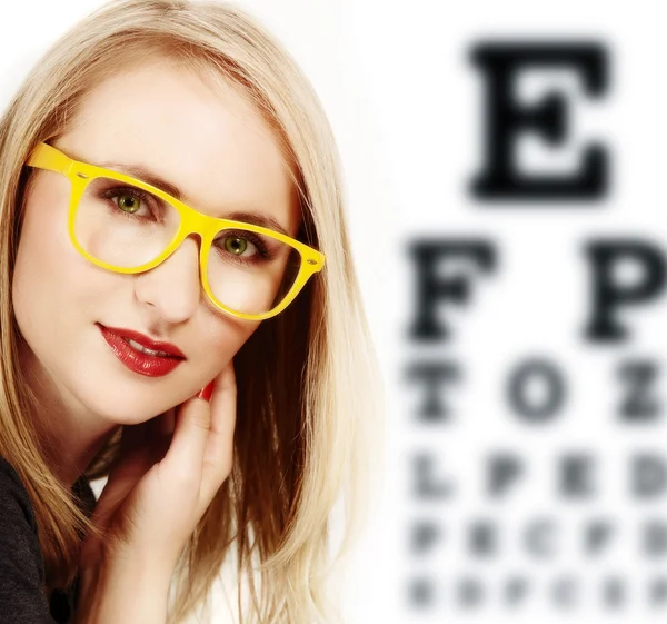 Frau mit gelber Brille. — Stockfoto