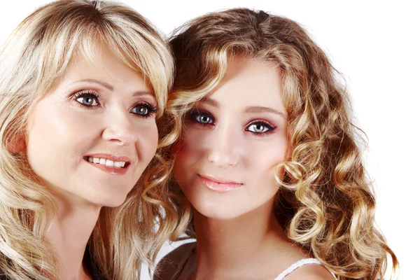 Moeder en dochter op witte achtergrond — Stockfoto