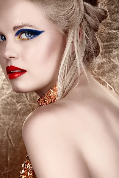 Blond kvinna med mörk ögonskugga — Stockfoto