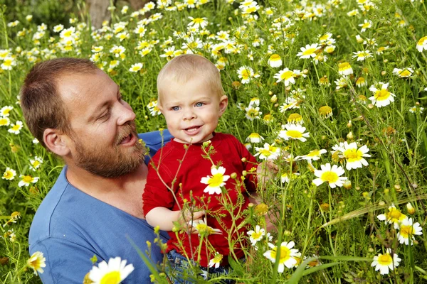 Baba ve bebek çocuk çiçek alanı