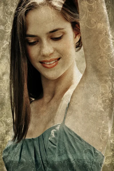 Krásná mladá brunetka žena vysoké zelené trávy — Stock fotografie