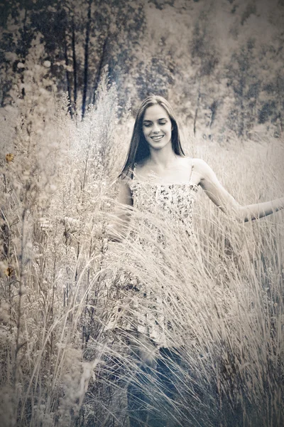 Bella donna in erba — Foto Stock
