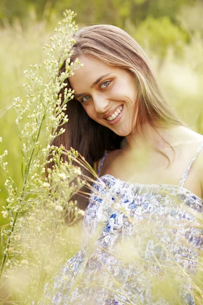 Beautiful woman in grass — Stock Photo, Image