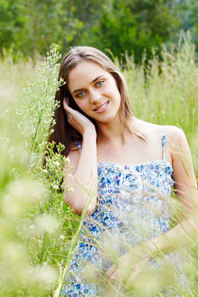 Smuk kvinde i græs - Stock-foto